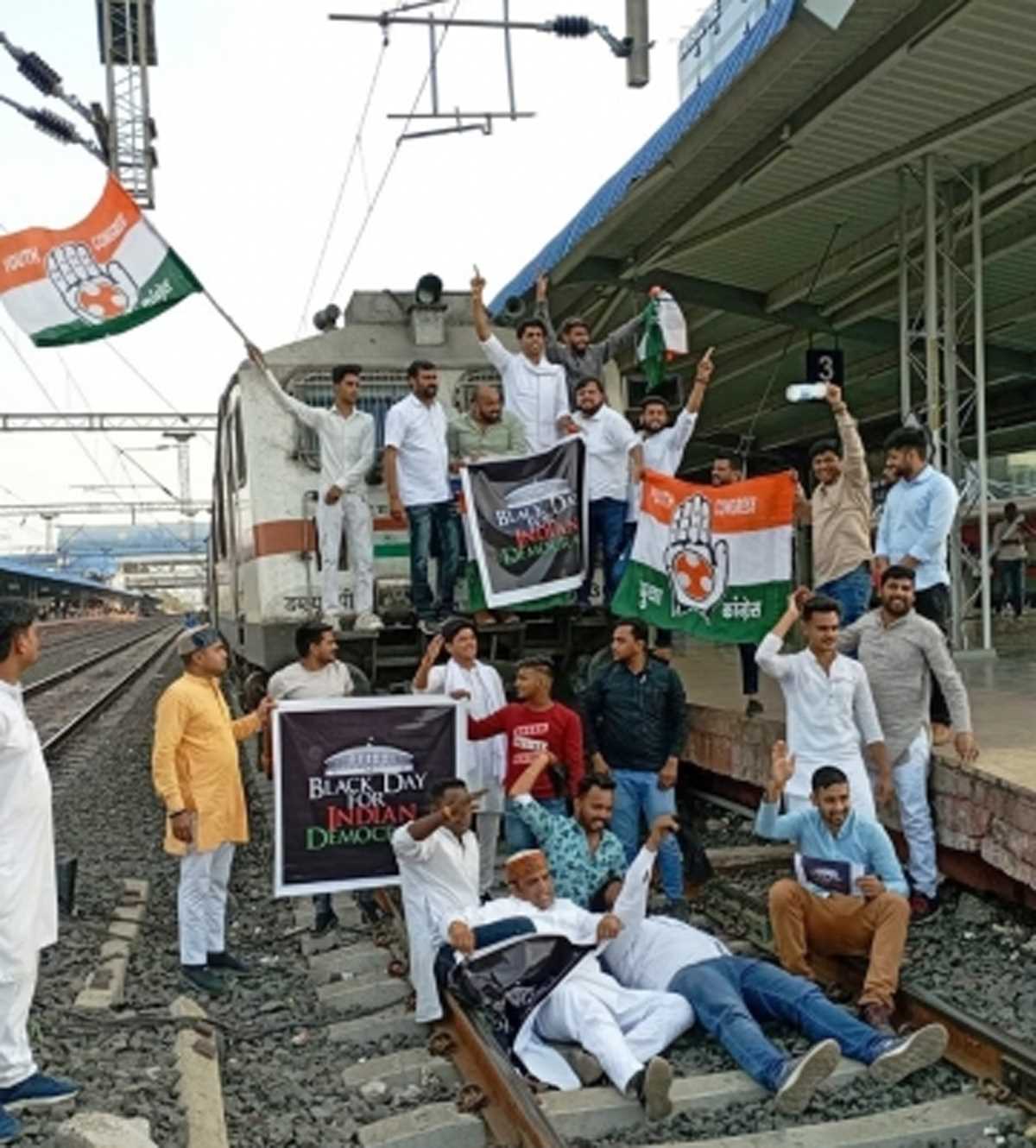 भोपाल रेलवे स्टेशन पर ट्रेन रोकने के आरोप में यूथ कांग्रेस नेता गिरफ्तार